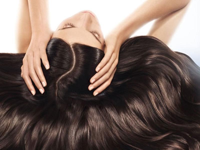 Tẩy tế bào chết da đầu thường xuyên giúp tóc luôn suôn mượt