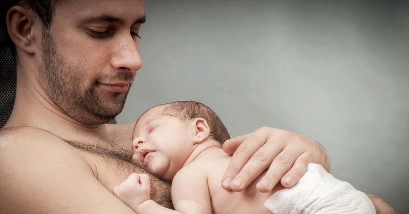 Không chỉ mẹ mà bố cũng nên da chạm da trực tiếp với bé