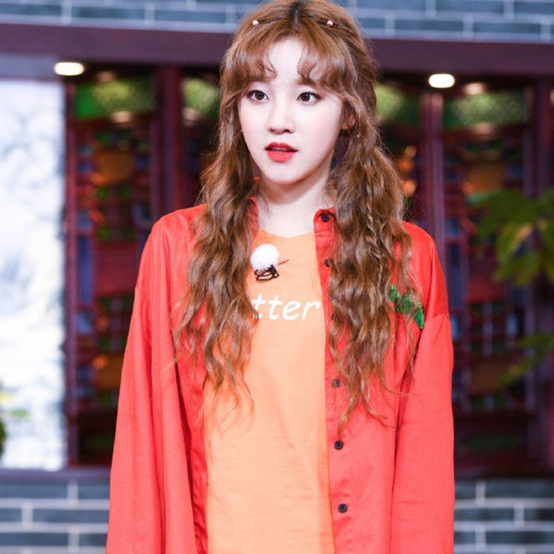 Kiểu tóc xoăn Hippie đặc trưng của cô nàng Yuqi từ khi mới debut