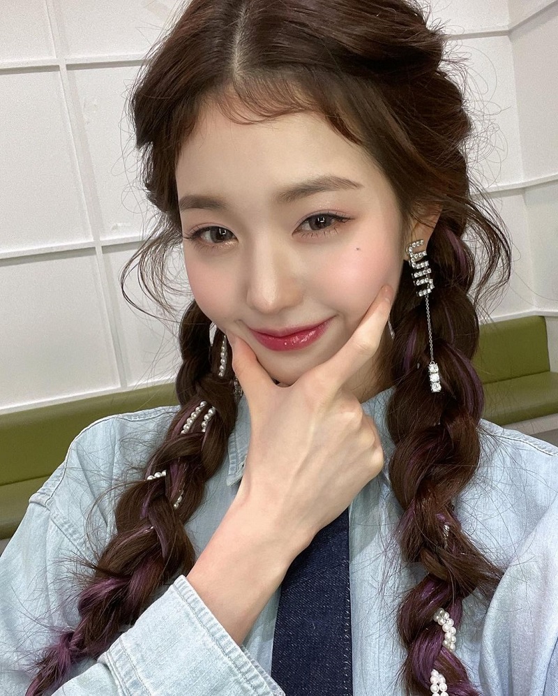 Tóc mái “em bé” cực hợp với những cô nàng có khuôn mặt baby như Wonyoung (IVE)