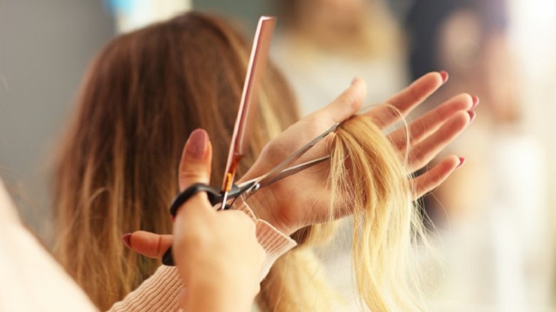 Nên cắt bỏ phần tóc hư tổn nặng