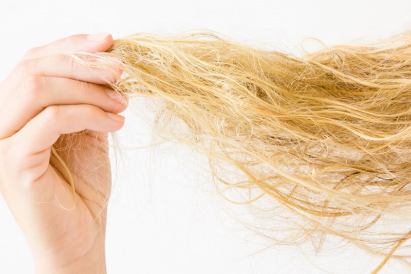 Tóc hư tổn nặng do tẩy nhuộm